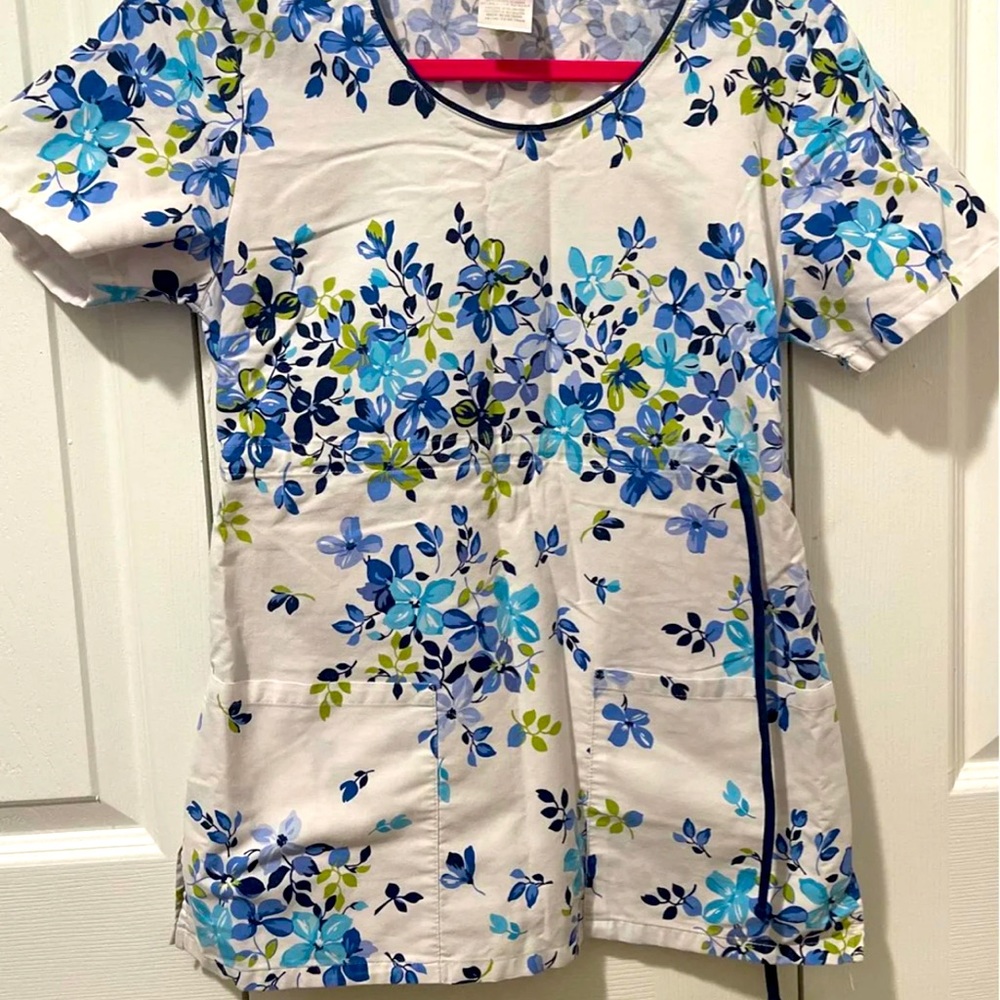 Runway nursing scrub top